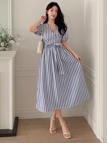 DAZY 女士优雅条纹V领系带中长连衣裙，夏季婚礼宾客礼服 - 藍色 - 查看 3