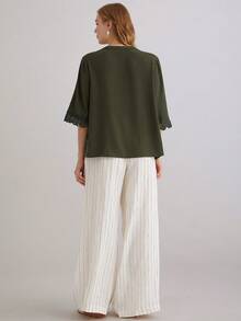 Parysyn بلوزة كاجوال للسيدات ذوات الحجم الكبير بلون أحادي مع تباين الدانتيل في الرقبة على شكل حرف V وأكمام قصيرة - أخضر عسكري - مشاهدة 2