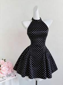 SHEIN Sweetro 优雅法式复古浪漫Y2K性感时尚学院风都市音乐节度假购物约会居家休闲派对通勤黑色波点露背系带褶皱蝴蝶结女士迷你连衣裙，春夏秋季 - 黑與白 - 查看 1