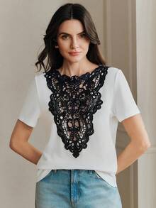 Blusa elegante de verano 2026, esta camiseta de mujer adopta un nuevo diseño, un patrón de bordado hueco, un diseño de manga corta, el contraste de color negro y blanco es muy llamativo.Adecuado para que las mujeres lo usen para salidas, ir al trabajo, vacaciones o en casa. - Blanco - Ver 5