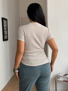 Coolane Blusa feminina plus size de verão, listrada, com cordão, estilo praia, básica e casual, que define a cintura e valoriza a silhueta. - Bege - Ver 7