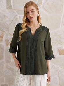 Parysyn بلوزة كاجوال للسيدات ذوات الحجم الكبير بلون أحادي مع تباين الدانتيل في الرقبة على شكل حرف V وأكمام قصيرة - أخضر عسكري - مشاهدة 1