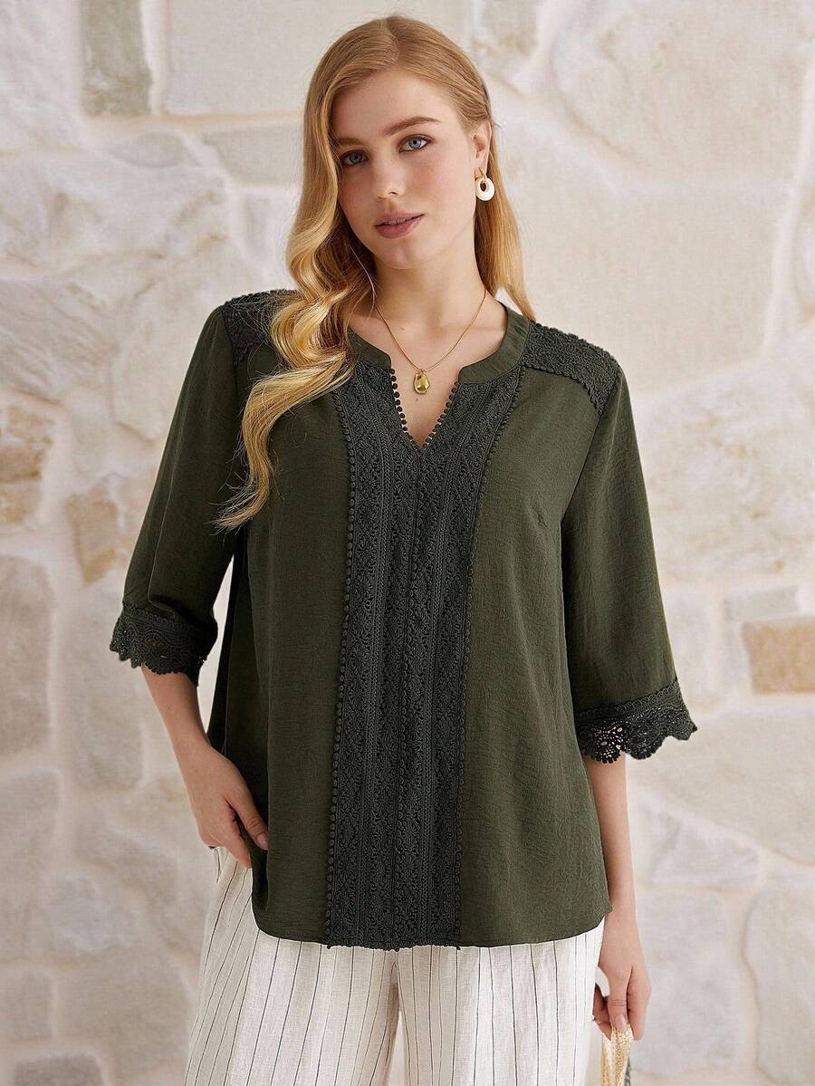 Parysyn بلوزة كاجوال للسيدات ذوات الحجم الكبير بلون أحادي مع تباين الدانتيل في الرقبة على شكل حرف V وأكمام قصيرة - أخضر عسكري - مشاهدة 1