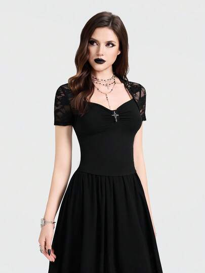 Breakform Camiseta Cropped Ajustada de Manga Curta com Decote Quadrado, Detalhe Franzido na Frente, Patchwork de Renda e Veludo Vintage Gótico Sexy para Mulheres