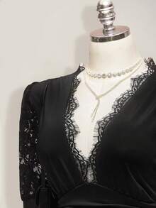 SHEIN ICON Maglietta elegante a maniche lunghe con scollo a V, in morbido tessuto stretch, con dettagli in pizzo nero, taglio slim e pieghe, ideale per la primavera/estate e per appuntamenti di San Valentino, disponibile in taglie comode. - nero - Visualizzare 6