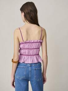 Nöista Top bandeau sin mangas de tela texturizada de color púrpura con volante en el bajo. Smocking elástico en el busto y ribete de color contraste en burdeos. Primavera, verano, mujer. - Morado - Ver 2