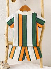 SHEIN Playful Pals Bộ 2 món đồ cho bé trai, áo polo cổ bẻ tay ngắn phối sọc tương phản, nhiều màu sắc, thích hợp cho dã ngoại, mặc thường ngày, thể thao, dự tiệc, thể hiện sự năng động và cá tính. Trang phục mùa hè cho bé trai, quần áo đi biển cho bé trai, quần áo mùa hè cho bé trai, áo liền quần kẻ sọc cho bé trai, áo thun tay ngắn kẻ sọc nhiều màu sắc cho bé trai, bộ quần áo retro cho bé trai, áo thun tay ngắn kẻ sọc cho bé trai. - màu xanh lá - Xem 2