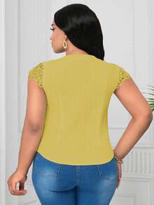 SHEIN Clasi Blusa de tela texturizada con cuello en V y encaje en contraste para tallas grandes - Amarillo - Ver 2