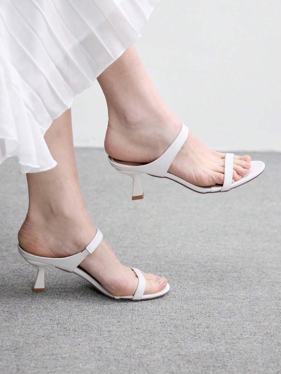 CUCCOO BIZCHIC 女士时尚圆头细高跟喷漆方跟凉鞋,轻便通勤、约会、婚礼派对、假日、情人节等场合皆宜,优雅百搭,春夏连衣裙搭配,圣诞节也可穿着。圆头细高跟带脚踏,轻便百搭,春季女式高跟凉鞋。 - 白色 - 查看 1