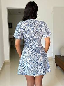 Vavine Vestido cruzado con botones, cintura elástica, volantes en el bajo y mangas de mariposa con abertura frontal, elegante para mujer - Azul y blanco - Ver 2