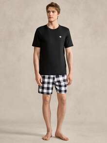 Conjunto de pijama con parte superior blanca con estampado de corona y pantalones cortos a cuadros en blanco y negro para hombre - Blanco y Negro - Ver 3