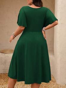 SHEIN Clasi Đầm midi dáng chữ A cổ chữ V, chất liệu dệt kim họa tiết, xếp ly, xoắn eo, kiểu dây xích dành cho nữ cỡ lớn mùa xuân/hè. - màu xanh lá - Xem 2