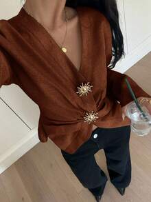 Siren Gaze Blusa de manga larga con pliegues, ajuste ceñido y decoración de botón de metal elegante y minimalista para mujer - Marrón - Ver 6