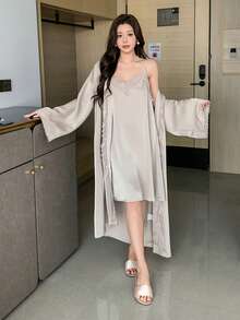 DAZY 女士荷叶边蕾丝拼接睡衣套装，包括吊带睡裙和睡袍 - 卡其色 - 查看 5