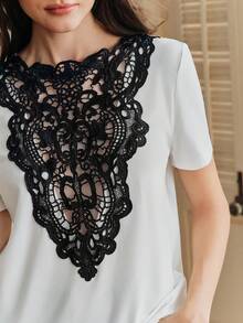 Blusa elegante de verano 2026, esta camiseta de mujer adopta un nuevo diseño, un patrón de bordado hueco, un diseño de manga corta, el contraste de color negro y blanco es muy llamativo.Adecuado para que las mujeres lo usen para salidas, ir al trabajo, vacaciones o en casa. - Blanco - Ver 3