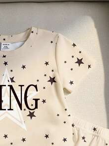 两件套男童休闲时尚套装，包括印花星星字母图案T恤和字母撞色短裤，适合春夏季节、休闲、户外、运动、上学等场合穿着。 - 彩色 - 查看 7