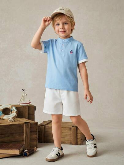 PrepCrw 两件套男童优雅都市学院风浅蓝色立领Polo衫搭配白色短裤，适合休闲、外出、聚会、度假、春夏季节穿着。