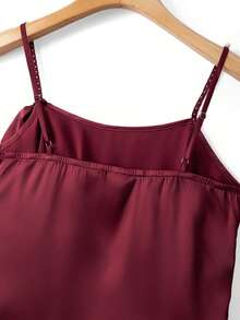 Franclia 2026春夏新款，法式浪漫成熟风缎面面料，打造奢华柔软质感，珍珠肩带和蝴蝶结装饰增添优雅细节，整体设计精致性感。无袖露脐上衣，肩带饰以珍珠，右肩饰有蝴蝶结，简约廓形，细节丰富，女士红色上衣，珍珠点缀上衣 - 紅色 - 查看 5