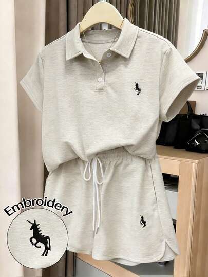 GlowEve CURVE 大码女式夏季休闲两件套，Polo领短袖上衣搭配抽绳短裤，简约马匹刺绣，宽松舒适，适合日常穿着。