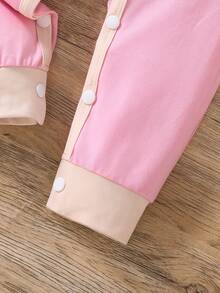 SHEIN Barboteuse à manches longues imprimée avec col rond minimaliste et blocs de couleursing à la mode pour bébé fille, avec un bandeau nœud mignon. Printemps/Automne - Rose bonbon - Voir 7