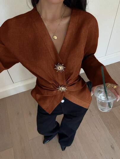 Siren Gaze بلوزة نسائية أنيقة بأكمام طويلة وتصميم مبسط مع أزرار معدنية وطيات، قصة ضيقة