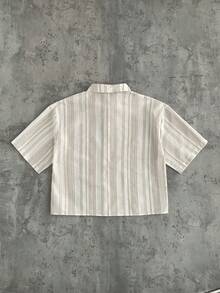 Manfinity VCAY 男士休闲梭织口袋字母刺绣宽松短袖衬衫，日常必备衣橱基础款百搭单品，可随意搭配，休闲百搭，优质质感面料，米白色，适合男士度假穿着，希腊度假装，欧洲夏季男士套装，亚麻男士套装 - 彩色 - 查看 7