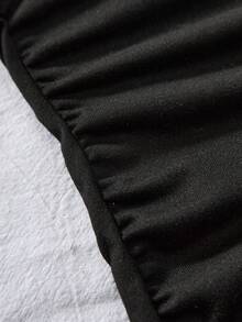 Áo tank top cổ lệch cho nữ tuổi teen - Ông hoàng mùa hè! Thiết kế tối giản với phần vai lệch gợi cảm và thanh lịch, thiết kế nhún eo bên hông, 3 màu cơ bản dễ phối với nhiều loại quần, chất vải mềm mại thoải mái, và chiều dài lửng giúp tôn lên vòng eo. Dù kết hợp với quần jeans hay chân váy, đều dễ dàng tạo nên vẻ ngoài giản dị và sành điệu. - Nhiều màu - Xem 6