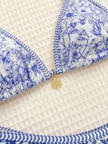 SHEIN 复古印花细肩带比基尼套装，适合少女夏季海滩度假；杏色针织纹理贝壳装饰挂脖三角比基尼套装；夏季海滩装扮；蓝白随机印花挂脖比基尼套装；夏季海滩泳装 - 藍色 - 查看 5