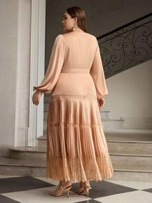 ZEYLAH 大码女式V领蕾丝拼接褶裥下摆优雅修身连衣裙 - 珊瑚粉 - 查看 3