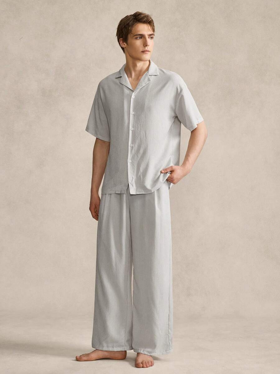 Conjunto de pijama con cárdigan de solapa a rayas gris y pantalones cortos arrugados para hombre - Blanco y Negro - Ver 1