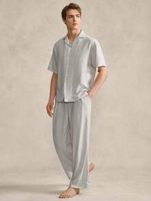 Conjunto de pijama con cárdigan de solapa a rayas gris y pantalones cortos arrugados para hombre - Blanco y Negro - Ver 4