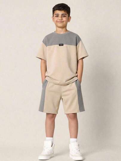 SHEIN 两件套男童休闲撞色圆领短袖T恤短裤套装，卡其色，适合通勤、上学、外出、运动、节日派对、度假、春夏穿着。