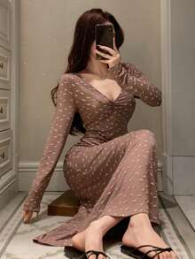 DAZY 女款小碎花修身V領抽褶腰長袖長版睡袍睡衣 - 卡其色 - 查看 4