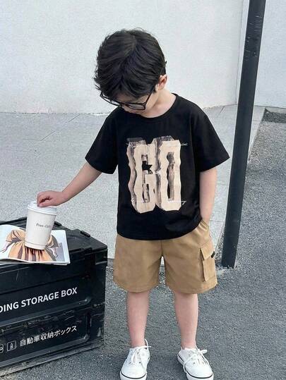 2件套男童休闲百搭圆领T恤和卡其色工装短裤套装，适合春夏季节日常穿着、运动、郊游、上学、聚会、节日、演出和拍照等场合。