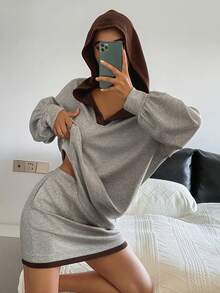 DAZY 運動風寬鬆撞色連帽衫與迷你裙套裝，女款休閒居家睡衣 - 灰色 - 查看 3