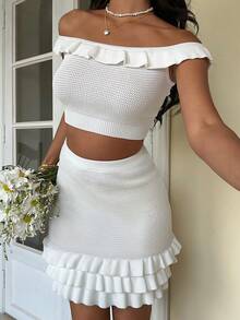 Selianne Conjunto feminino elegante de duas peças em tricô, composto por blusa ombro a ombro ajustada e saia evasê com babados na barra. Ideal para primavera/verão. - Branco - Ver 3