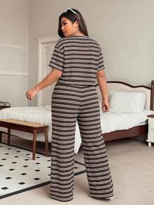 SHEIN EZwear Bộ đồ thể thao 2 món cỡ lớn gồm áo thun và quần kẻ sọc nâu, thích hợp cho mùa hè. - màu nâu - Xem 2