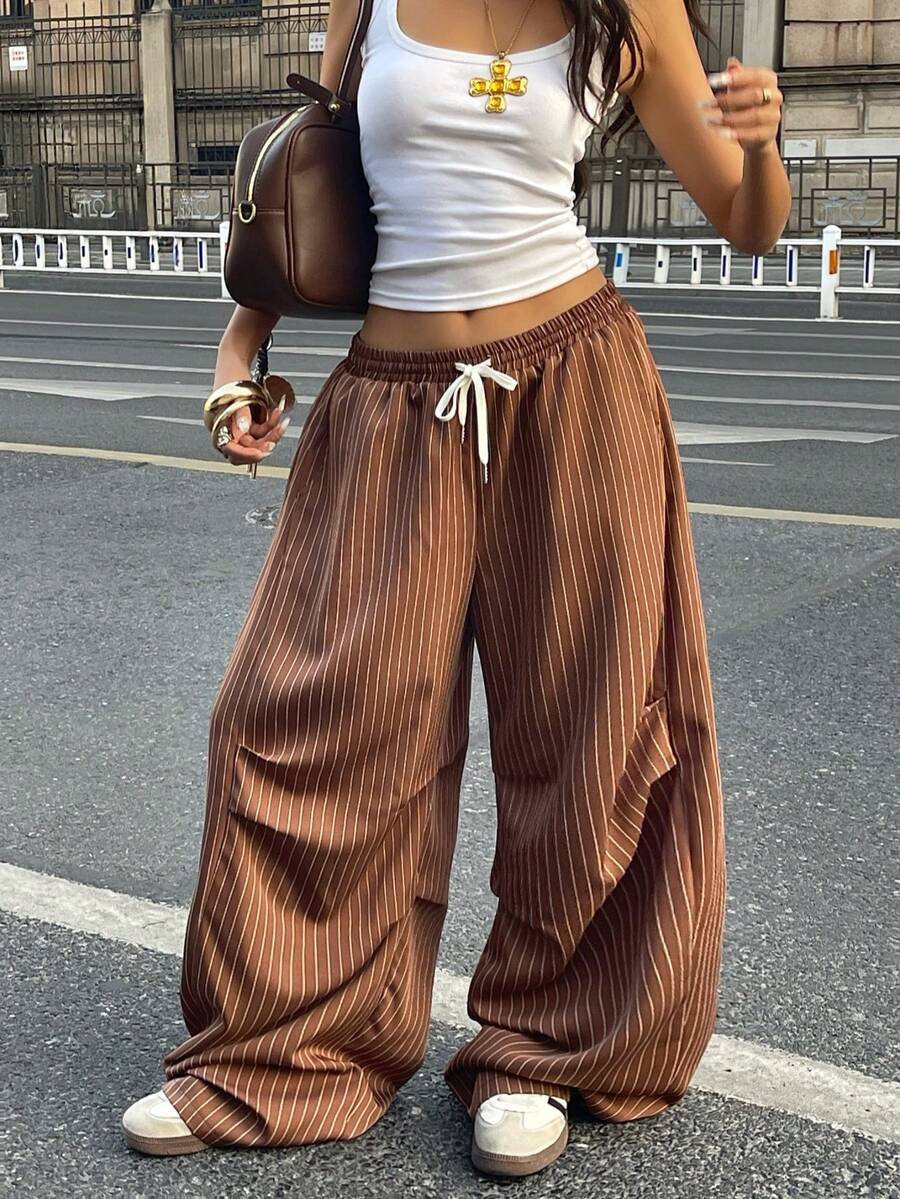 Coolane 男女夏季节日情侣同款复古运动装刺绣图案格子 Corta Vento 纹理宽松降落伞弯刀裤 - 彩色 - 查看 1