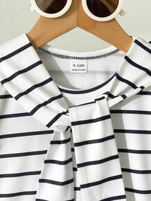 SHEIN Playful Pals 男婴休闲多功能舒适雨衣三件套，包含条纹圆领短袖T恤和可调节牛仔背带裤，适合通勤、上学、度假、运动、春夏季节穿着，尺码6个月至3岁，儿童服装，婴儿服装，幼儿T恤，幼儿背带裤 - 黑色 - 查看 5