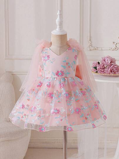 女婴粉色刺绣连衣裙，网纱肩部饰有蝴蝶结，甜美可爱，适合婴儿生日穿着，也适合婚礼、度假、派对等场合。