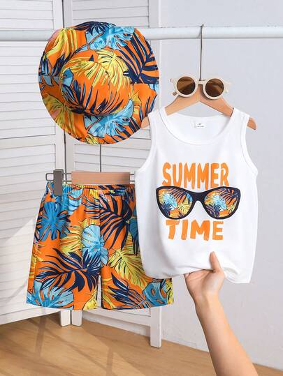 两件套男童休闲套装，包括椰子树图案无袖背心、印有标语的太阳镜和印满热带植物图案的短裤，以及帽子，适合日常休闲、度假、运动和夏季户外活动。