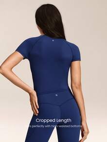 GLOWMODE 情人节每日闪耀超柔软轻盈弹力短袖圆领露脐上衣和 FeatherFit™ 紧身裤套装，低强度日常休闲街头服饰 - Dark Blue - 查看 4