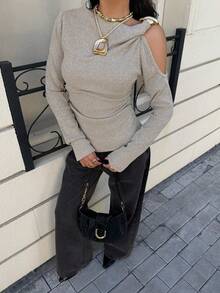 Siren Gaze 女士不对称肩部上衣，返校季教师女装长袖金属纽扣紧身高弹针织腰部褶皱T恤，冬季休闲款，柔软不对称垂坠镂空金属扣装饰长袖T恤，冬季休闲女装 - 杏色 - 查看 5