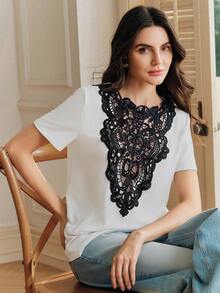 Blusa elegante de verano 2026, esta camiseta de mujer adopta un nuevo diseño, un patrón de bordado hueco, un diseño de manga corta, el contraste de color negro y blanco es muy llamativo.Adecuado para que las mujeres lo usen para salidas, ir al trabajo, vacaciones o en casa. - Blanco - Ver 7
