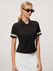 CourtClass CourtClass 女士撞色 Polo 领纽扣罗纹袖口修身短袖上衣，运动休闲日常穿着，适合网球、高尔夫等运动。 - 黑色 - 查看 7