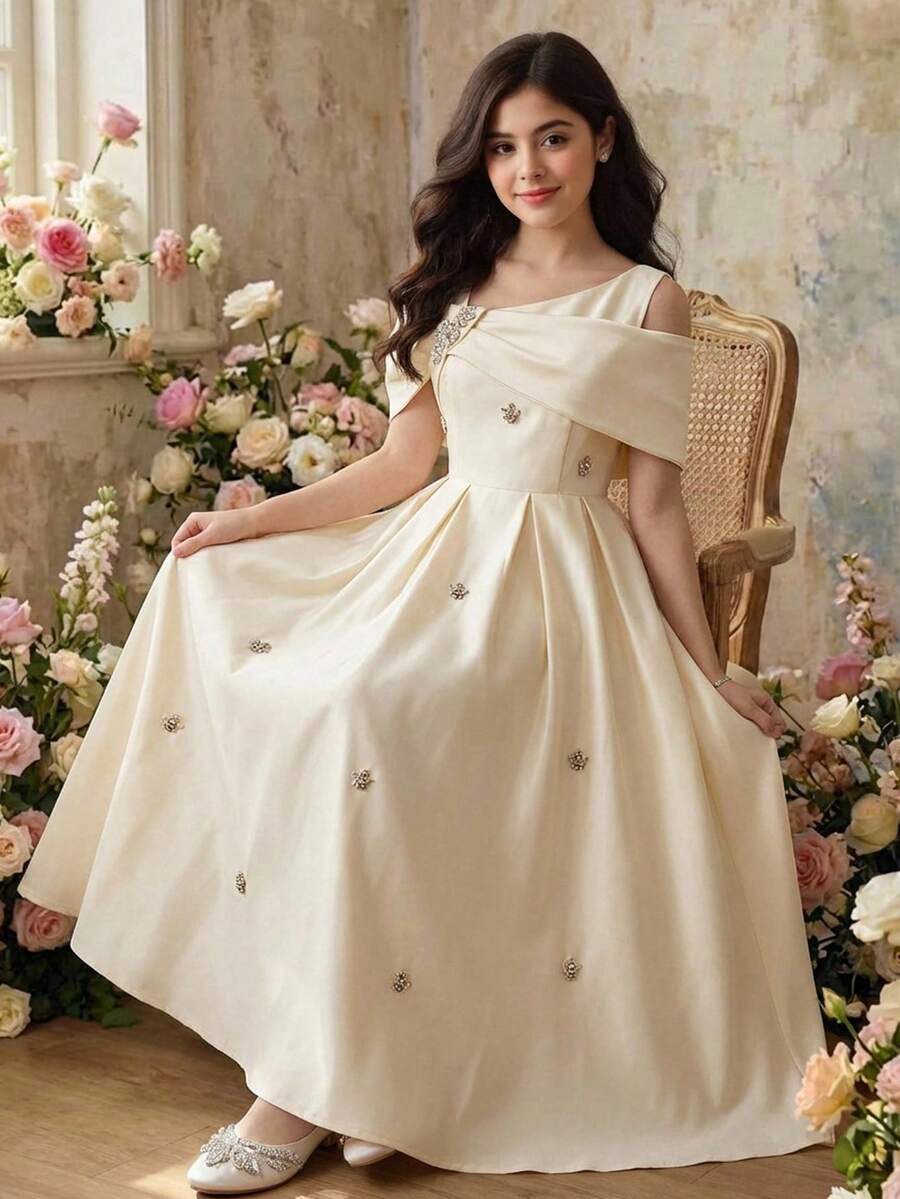 Pitira 藏蓝色缎面少女派对礼服，优雅正式长裙，饰有金属水钻纽扣，单肩荷叶边开衩A字裙，适合婚礼、正式派对、舞会、伴娘等场合。 - 杏色 - 查看 1