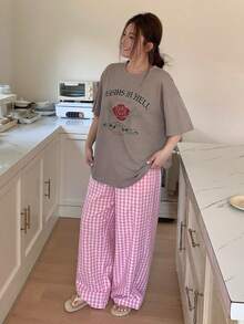 Dazy Plus Set de pijama de 2 piezas con parte superior de manga corta holgada con estampado gráfico y pantalón largo a cuadros para mujer talla grande, primavera/verano - Gris - Ver 7