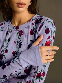 SoleilVie Áo thun dệt kim in họa tiết gân co giãn màu mơ mới mùa Thu/Đông 2025, áo thun dài tay dáng suông cài nút họa tiết hoa cổ điển, chất liệu mềm mại, thân thiện với da, thích hợp cho nữ mặc ngoài trời mùa Thu/Đông, áo dài tay họa tiết hoa cho nữ, áo kiểu đồng quê cho nữ, áo kiểu cao bồi cho nữ, áo kiểu miền Tây. - Màu tím hoa cà - Xem 3