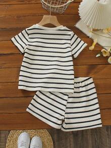 SHEIN Genkimix Kids Bộ 2 món cho bé gái, áo thun cổ tròn tay ngắn kẻ sọc và quần short cùng màu, điểm nhấn là họa tiết hoa đỏ, chất liệu vải dệt kim đa năng, phù hợp cho mặc hàng ngày, các hoạt động gia đình, dã ngoại mùa xuân/hè, công viên, đi học. - Đen và trắng - Xem 2