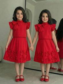 少女春夏休闲正式优雅返校套装，圆领泡泡袖上衣饰有3D立体花卉图案，搭配A字裙。 - 黑與白 - 查看 4